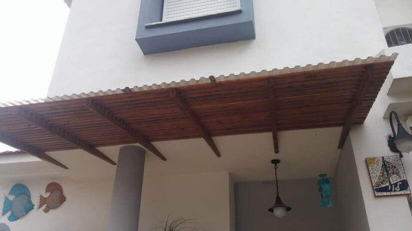 פרגולה בחצר